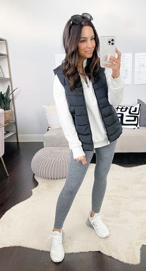 Flannel With Leggings, Black Vest Outfit, Comfy Ootd, Puffer Vest Outfit, Lounge Outfits, Style Vest, Mode Casual, Outfit Winter, Black Vest