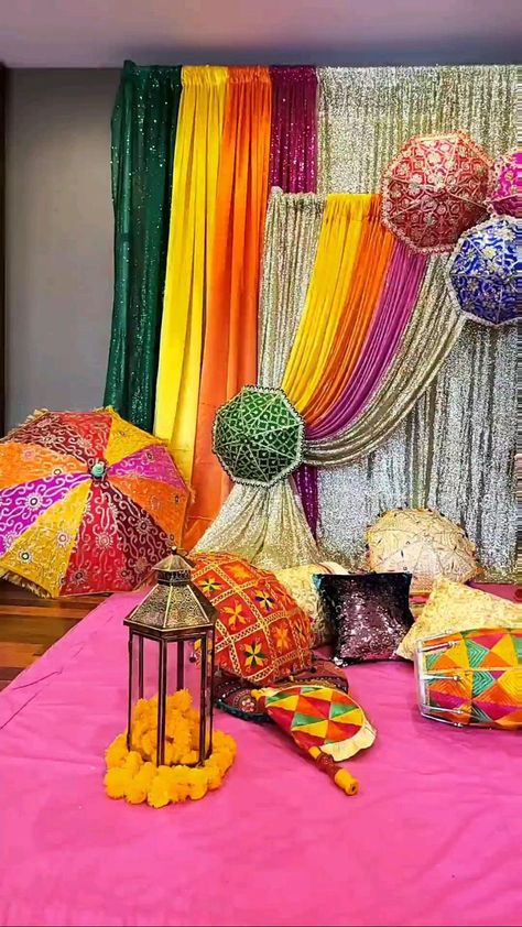 Teej Festival Backdrop, Qawali Night Decorations, Sangit Decor Ideas, First Lohri Decoration Ideas, Rajsthani Culture Home Decor Diy, Teej Decorations Party, Mahendi Function Decoration At Home, Maharashtrian Decor Ideas, Vaisakhi Decoration Ideas