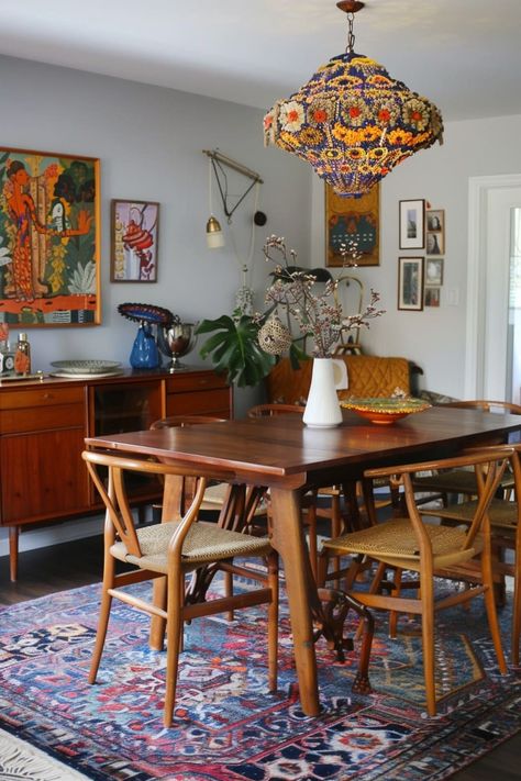 Moody Home Decor, Retro Dining Rooms, Bohemian Dining Room, Mismatched Chairs, Boho Dining Room, Eclectic Dining Room, Eclectic Dining, Chic Dining Room, Wooden Table And Chairs