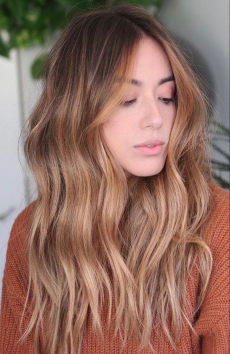 Daisy Johnson Hair, Carmel Hilights, Chloe Bennet Hair, Medium Hairs, Light Auburn Hair, Surf Hair, Chloe Bennett, Daisy Johnson, World Hair