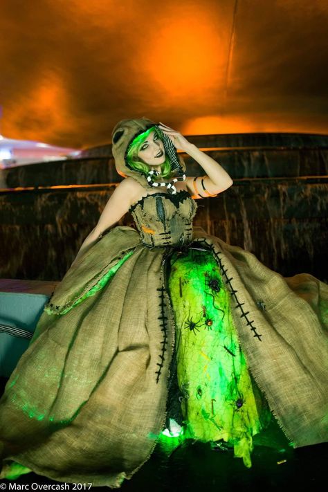 Oogie Boogie Costume Ballgown by Jenumi Cosplay www.instragram.com/jenumicosplay Oogie Boogie Costume, Nightmare Before Christmas Costume, Creative Costumes, Halloween Costumes Makeup, Disney Cosplay, Oogie Boogie, Fantasias Halloween, Halloween 2019, Disney Costumes