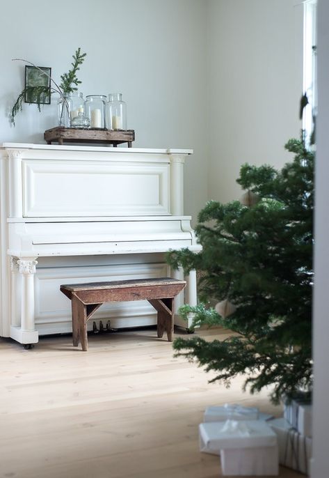 Farmhouse Piano, Christmas Living Room Decor Ideas, Painted Pianos, Christmas Living Room Decor, Piano Decor, White Piano, Simple Living Room Decor, Christmas Living Room, Piano Room