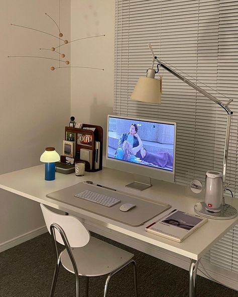 Home Office Imac Aesthetic, Imac Aesthetic Set Up, Imac Desk Setup Aesthetic, Home Office Setup Small Spaces, Imac Workspace, Imac Aesthetic, Imac Desk, Small Spaces Bedroom, Workspace Aesthetic