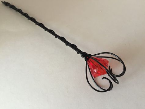 Red Queen Scepter. Thanks etsy.com Tongkat Peri, Queen Of Hearts Wand, Queen Of Hearts Wand Diy, Queen Scepter, Scepter Diy, Heart Wand, Queen Of Hearts Scepter, Red And Black Crystal Crown, Red Gothic Necklace For Cosplay