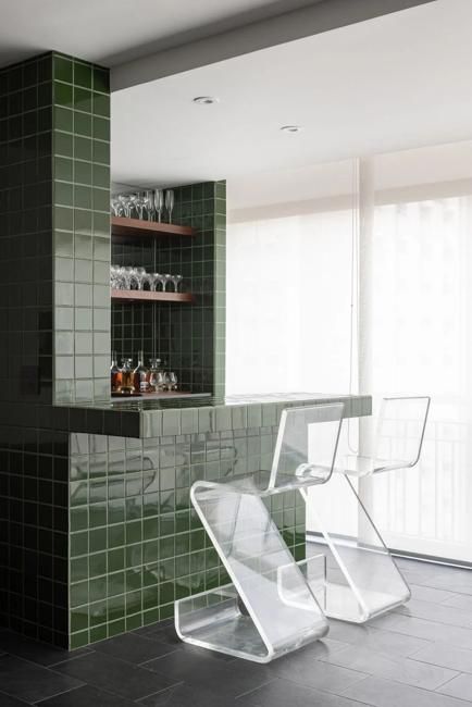 Black Slate Floor, Brutalist Interior, Green Tiles, Maximalist Interior, Cosy Interior, Tile Covers, Slate Flooring, Apartment Renovation, Space Interiors