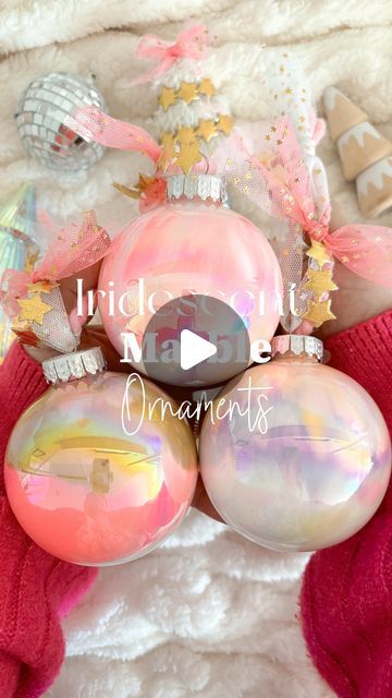 Jen Wade ✿ on Instagram: "Make iridescent marble ornaments with me. These are so much fun to make! 
.
What you need:
 • Iridescent ornaments (Mine are from @hobbylobby )
• Acrylic pains 
• Pretty yarn is from my small shop @jenmagicmakes it will re-stock for my Xmas drop.
Add acrylic paint and twirl around until the ornament is fully covered in Paint. I let mine drip upside down in mini container from @dollartree so I can reuse the paint for another project or give to my littles to have fun with. 
• Let them dry for 24 hours upside down then add beautiful yarns for that extra Glam touch. 
.
Questions always welcomed :) 
.
.
.
.
.
.
.
#jenmagic #jenmagicdiy #jenmagicglamup #marbleornaments #ornamentdiy #diyer #latinainfluencer #latinacontentcreator #xmasinspo #christmascrafts #latinadiyer # Iridescent Christmas Ornaments, Reuse Christmas Ornaments, How To Paint The Inside Of An Ornament, Diy Paint Ornaments Christmas, Iridescent Ornaments, Diy Glitter Ornaments, Marble Ornaments, Mini Container, Beaded Ornaments Diy