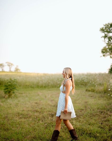 Just a girl & her Bible 🥹🫶✨ @skylar.starns is so beautiful!! I just love this! • • #senior #senioryear #bible #seniorphotographer #girlhood #seniorphotos #photographer Reading Bible Photography, Senior Pics With Bible, Senior Picture Ideas Christian, Senior Photos With Bible, Bible Senior Pictures, Bible Photoshoot, Poses For Senior Pictures, Birthday Pose, Inspo Poses