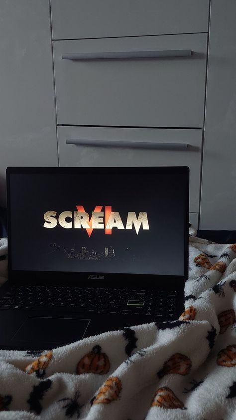 Cool Wallpapers Music, Wallpapers Music, Fall Movies, Scream 5, Horror Movie Night, Movie Night Snacks, Spooky Szn, Halloween Movie, Feelings Words