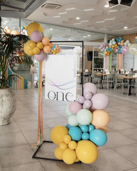 Welcome Balloon Decoration Ideas, Balloon Garland Square Stand, Welcome Sign Balloon Decor, Welcome Sign Balloon Garland, Balloon Easel Display, Small Balloon Arrangements, Welcome Sign With Balloons, Sign With Balloons, Balloon Sign Entrance