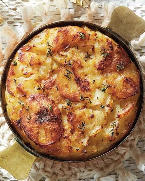 This is a delicious side dish, or use as a tapas for gatherings! Melted Potatoes, Pommes Anna, French Potatoes, Sweet Paul Magazine, Anna French, Potato Recipes Side Dishes, French Dishes, Potato Side Dishes, French Cooking