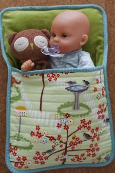 easy doll sleeping bag - we have so many babies in our house, they don't all have beds, but I have lots of old fabric!! Sleeping Bag For Dolls, Plushie Bed, Doll Sleeping Bag Pattern, Sew Doll Clothes, Sleeping Bag Pattern, Doll Sleeping Bag, Quilting Digest, Doll Bedding, Doll Bag