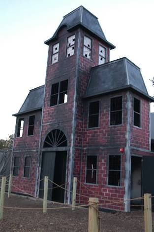 Brick facade Cardboard Haunted House, Asylum Halloween, Creepy Old Houses, Halloween Camping, House Facade, Brick Facade, Haunted Mansion, Facade House, Brick House