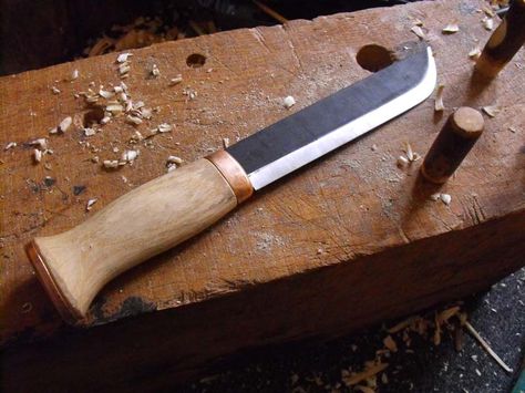 Leuku / large Sami knife being made. I dig the copper fittings. Leuku Knife, Building A Fire, Opinel Knife, Diy Knife, Knife Design, Cool Knives, Cold Night, Fixed Blade Knife, Large Animals