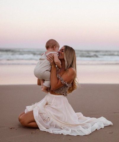 Beach Baby Photography, Baby On The Beach, Baby Beach Pictures, Baby Beach Photos, Torturi Baby Shower, Beach Photoshoot Family, Mother Baby Photography, Beach Photography Family, Mommy And Me Photo Shoot