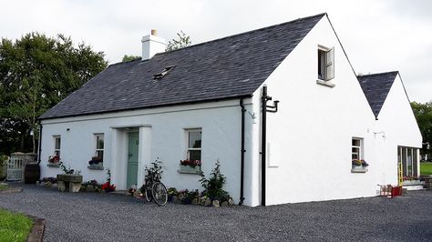 Concrete Cottage, Irish Modern Cottage, Irish Bungalow, Irish Farmhouse Exterior, Old Irish Cottage Interiors, Irish Bungalow Design, Cottage Renovation Ireland, Irish Cottage Extension, Irish Cottage Exterior