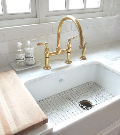 Wow! A gorgeous golden glow to compliment the marble countertops. Fantastic!   @loithai