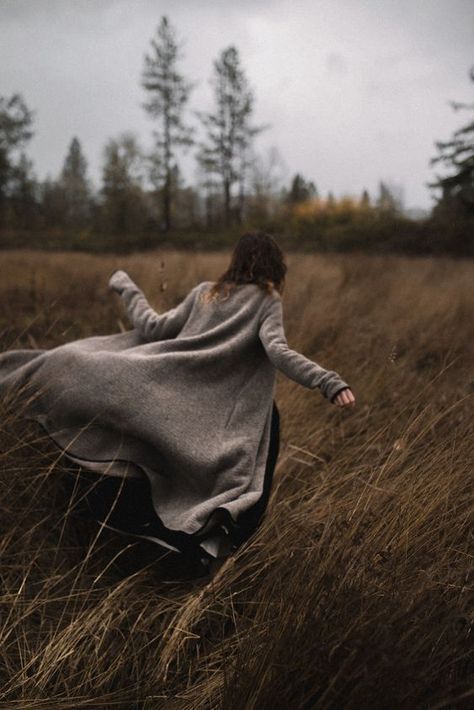 Beginner Witchcraft, Fall Shoot, Witchcraft For Beginners, Dark Autumn, Outdoor Photoshoot, Foto Poses, Forest Photography, Fall Photoshoot, Autumn Aesthetic