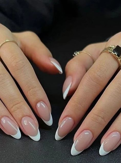 a aesthetic pic of some acrylic nails in almond shape with a natural tone and a clean white french, this design is a good choice for every occasion and gives you the clean girl aesthetics in every moment Almond Nails French, Fake Nails White, Nagel Tips, Oval Nails, Design Geometric, French Tip Nails, Nail Arts, Nail Kit, Nude Nails