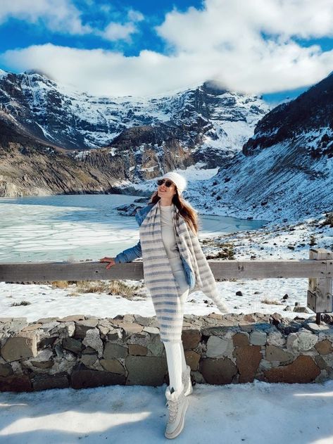 Kashmir Snow Photography, Srinagar Outfit Ideas, Kashmir Outfit Ideas In May, Darjeeling Outfit Ideas, Manali Outfits Women, Kashmir Travel Outfit, Kashmir Photoshoot, Kashmir Outfit Ideas, Manali Outfit Ideas