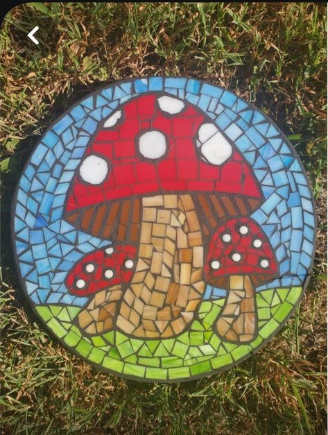 Mosaic Artwork Ideas, Easy Mosaic, Mosaic Stepping Stone, Mosaic Birdbath, Black Grout, Mosaic Art Diy, Mosaic Rocks, Mosaic Stepping Stones, Mosaic Flower Pots