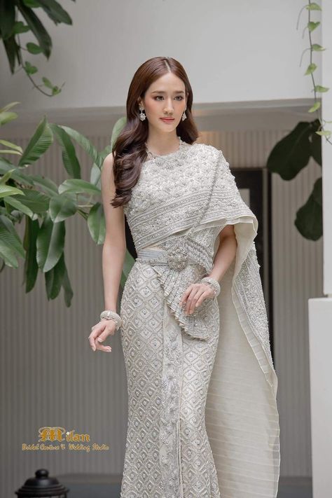 Thailand Wedding Dress, Thailand Dress, Baju Kahwin, Cambodian Wedding, Traditional Asian Dress, Traditional Thai Clothing, Thai Wedding Dress, Trendy Outfits Indian, Bride Dress Simple