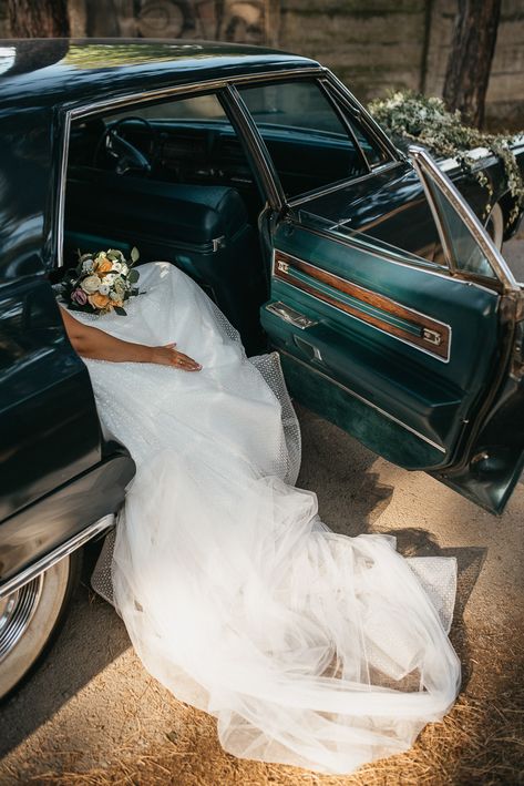 Vintage Car At Wedding, Bride And Groom Vintage Car, Wedding Photos With Vintage Cars, Wedding Jeep Photos, Old Cars Wedding, Wedding Photo Ideas Car, Muscle Car Wedding Photos, Wedding Photos Old Car, Wedding Photos With Old Car