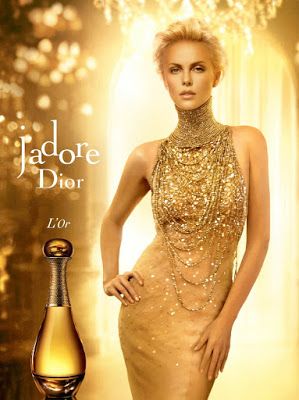 #perfume Perfume Advertising, Women's Outfits By Occasions, Charlize Theron, Top Beauty Products, Advertising Campaign, Up Girl, Gold Dress, Women's Fashion Dresses, Christian Dior