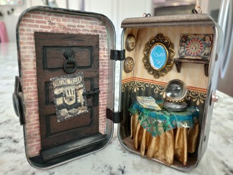 No website link. Uploaded photo. Altoid Tin Dollhouse, Miniature Products, Mint Tin Crafts, Tin Ideas, Travel Altar, Tin Crafts, Summer Art Projects, Altoid Tin, Altoids Tins