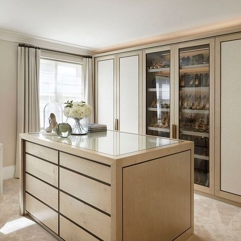 Laura Hammett on Instagram: "Her dressing room in our Battersea home was designed to be a retreat for our client, so we added a buttoned daybed as a space to relax. Swipe for all the small, personal touches, like the wedding shoes on display on the island ✨​​​​​​​​ .​​​​​​​​ .​​​​​​​​ .​​​​​​​​ 📸 @julian_abrams_photo ​​​​​​​​​​​​​​​​ #interiordesign #interiorarchitecture #luxuryinteriors #londoninteriordesign #interiordesignstudio #contemporaryinteriors #dressingroom #daybed #walkinwardrobe #in Room Shoe Display, Bedroom Joinery, Island Closet, Luxury Dressing Room, American Interior Design, Laura Hammett, Dressing Room Decor, London Interior Design, Dream Closet Design