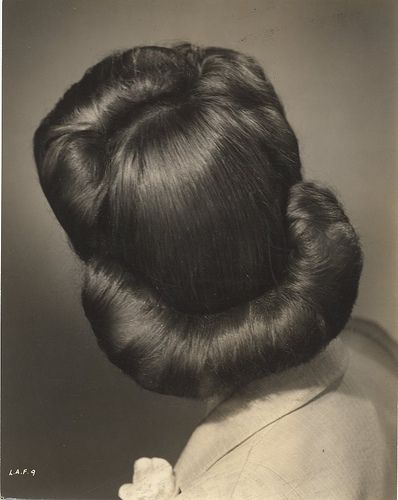 Perfect victory rolls - back view Hairstyle Tricks, Hair Rat, Cabelo Pin Up, 40s Hairstyles, 1940s Hairstyles, Pin Curls, Pin Up Hair, Hair Setting, Hair Girl