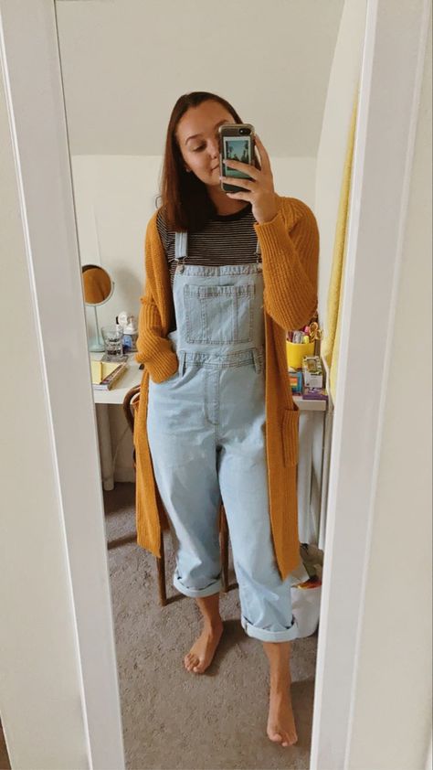 Light Denim Overalls Outfit, Denim Overalls Outfit Winter, Early Fall Outfits Late Summer, Yellow Knitted Cardigan, Overalls Outfit Fall, Yellow Cardigan Outfits, Overalls Outfit Winter, Denim Overalls Outfit, Overalls Outfits