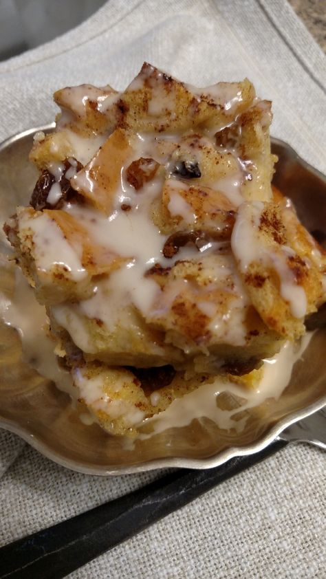 Recipes With Eggnog, Eggnog Bread Pudding, Bourbon Bread Pudding, Irish Desserts Traditional, Eggnog Bread, Raisin Bread Pudding, Best Bread Pudding Recipe, Bread Cinnamon, Trifle Pudding