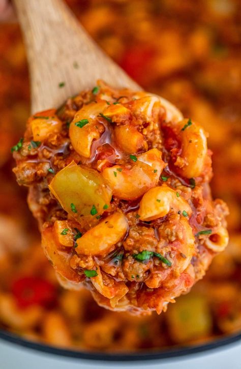 Goulash is a traditional Hungarian recipe that has an American version that is equally hearty and delicious! It is the perfect comfort food for the cold season! One Pot Goulash, Macaroni And Tomatoes, Cheeseburger Pasta, Goulash Recipe, Goulash Recipes, Savory Meals, Dinner Rolls Recipe, Hungarian Recipes, Minced Meat