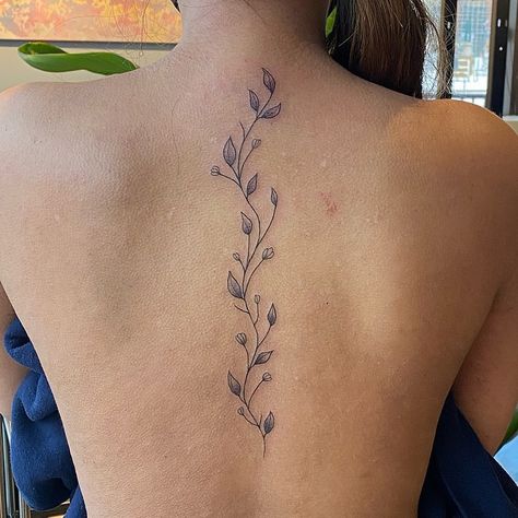 ☼ kailee marie ☼ on Instagram: “🍃SPINE VINE🍃 . . • • . . #painbutmakeitart #tattoo #tattooideas #vinetattoo #vines #btattooing #inked #tattoogram #superbtattoos…” Vine Back Tattoo, Vine Spine Tattoo, Tattoos 2024, Flower Spine Tattoos, Cross Tattoos For Women, Matching Sister Tattoos, Tattoos For Women Flowers, Hip Tattoos Women, Tasteful Tattoos