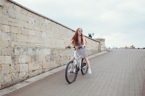 Flat Tyre, Bike Funny, Walking Around The City, Photo Woman, Riding Bike, Girls Flats, I Want To Ride My Bicycle, Bicycle Girl, Flat Tire