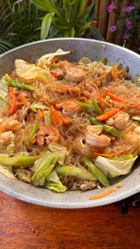 Pancit Sotanghon, Sotanghon Guisado, Pancit Bihon, Pancit Canton, Spicy Shrimp Recipes, Filipino Cuisine, Asian Noodles, Spicy Shrimp, Filipino Recipes