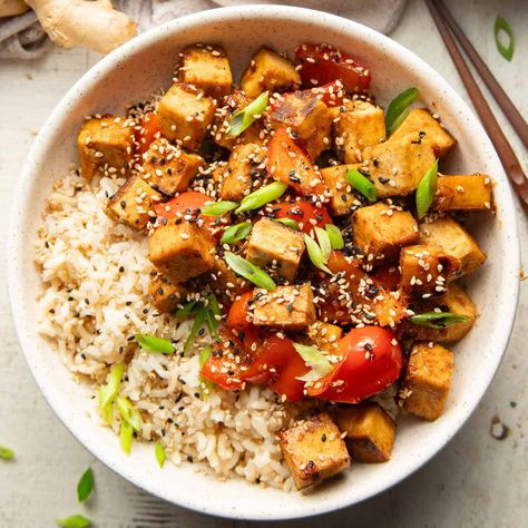 Sweet Ginger Tofu Szechuan Tofu, Ginger Tofu, Resep Vegan, Tofu Recipes Easy, Pork Bacon, Marinated Tofu, Tofu Dishes, Vegan Asian, Ginger Sauce