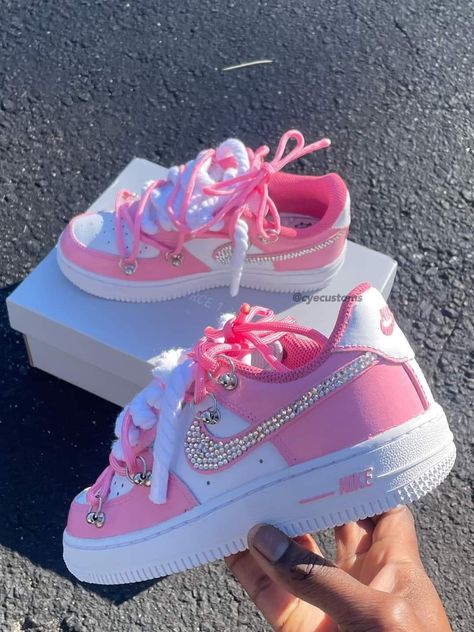 Παπούτσια Nike Free, Casual Shoes Women Sneakers, Bedazzled Shoes, Buty Marki Nike, Nike Shoes Women Fashion, Pretty Sneakers, Pink Nike Shoes, Boty Nike, Skor Sneakers