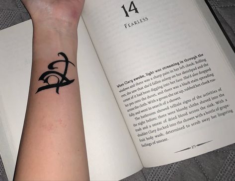 #tmi #cityofashes #claryfray #runes #tattoo #fearless #themortalinstruments #tattooideas Fearless Rune Tattoo, Fearless Rune, Runes Tattoo, Fearless Tattoo, Bookish Tattoos, City Of Ashes, Rune Tattoo, Clary Fray, Black Stains