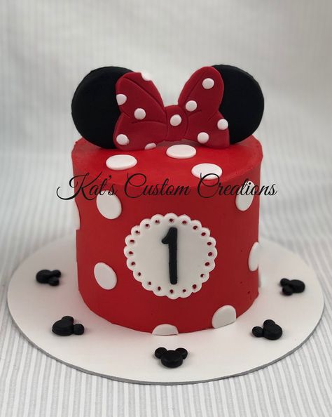 Minnie Mouse Smash Cake Red Minnie Mouse Cake, Minnie Mouse Smash Cake, Mickey Mouse Smash Cakes, Girls First Birthday Cake, Half Birthday Cakes, Minnie Mouse Theme Party, Minnie Mouse Birthday Party Decorations, Minnie Mouse Birthday Decorations, Minnie Mouse Birthday Cakes