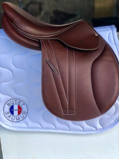 butet flatseat jumping saddle <3 Butet Saddle, English Saddle Jumping, Horse Saddles English, Jump Saddle, English Tack, Jumping Saddle, Dream Yard, Dream Barn, English Saddle