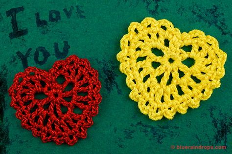 This free crochet heart pattern is super easy and fun to make and works up extremely quickly. You can use different yarn weights to create hearts of varying size, but just to give you an idea of the size, all the hearts shown in this post are crocheted with cotton thread size 10 and a 2 mm crochet hook and they measure about 4,5 by 4,5 cm (1,77 by 1,77 inches). Make a lot of these cute hearts and hand them out to everyone you like. Diy Crochet Heart, Free Heart Crochet Pattern, Crocheted Hearts, Crocheted Heart, Heart Plant, Crochet Valentine Patterns, Holiday Crochet Patterns, Yarn Weights, Crochet Hearts