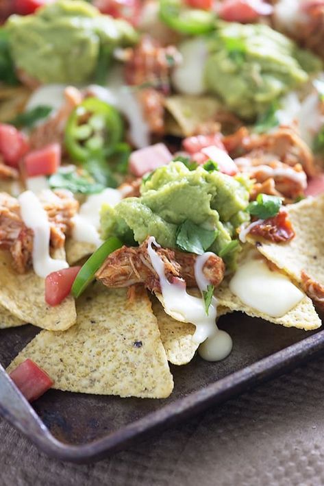 Sheet Pan Chicken Nachos Shredded Chicken Nachos, Chicken Queso, Nachos Chicken, Nachos Loaded, Sheet Pan Nachos, Pan Nachos, Buns In My Oven, Slow Cooker Shredded Chicken, Nachos Recipe Easy