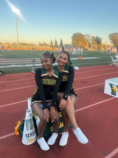 Cheer Besties, School Spirit Ideas Pep Rally, Cheerleading Poses, Cheer Games, Cheer Football, Black Cheerleaders, Cheer Team Pictures, Sideline Cheer, High School Cheerleading