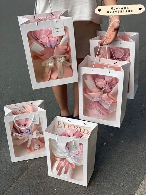 Valentine Packing Ideas, Valentine’s Gift Ideas, Box Gift Ideas, Savage Comebacks, Flower Shop Design, Diy Bouquet Wrap, Luxury Flower Bouquets, Creative Money Gifts, Flower Bouquet Diy