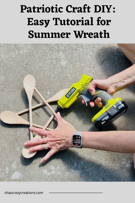 Patriotic craft diy easy tutorial for summer wreath Simple Wreath Ideas, Patriotic Wreath Ideas, Spoon Wreath, Diy Patriotic Wreath, Patriotic Crafts Diy, Diy Summer Decor, Wreaths Videos, Wood Burn Spoons, Painted Spoons