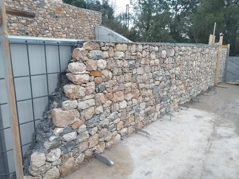 River Rock Wall, Stone Wall Ideas, Building A Stone Wall, Simple Flower Beds, Retaining Wall Design, Stone Walls Interior, Log Cabin Rustic, Stone Retaining Wall, Landscaping Retaining Walls