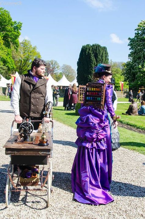 Steampunk seamstress - Steamstress costume by Rachel de Kooker with a mobile sewing table (pushed by the assistant) consisting of an antique Gritzer Durlach sewing machine, oil lamp, jars with haberdashy and a fabric stash below the vintage wooden working table. Photo is taken at Elfia 2014.  The skirt and jacket are made with Truly Victorian patterns, making it indeed truly Victorian (just had to make that joke). Tailor Accessories, Seamstress Costume, Seamstress Aesthetic, Steampunk Seamstress, Truly Victorian, Working Table, Paper Dolls Clothing, Victorian Pattern, Skirt And Jacket