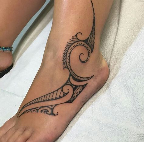 Maui Tattoo Women, Cookisland Tattoos Women, Hawaiian Turtle Tattoos For Women, Hawaiian Turtle Tattoos, Taylor Tattoo, Animal Tatoos, Polynesian Tattoos Women, Waist Tattoos, Polynesian Tattoos