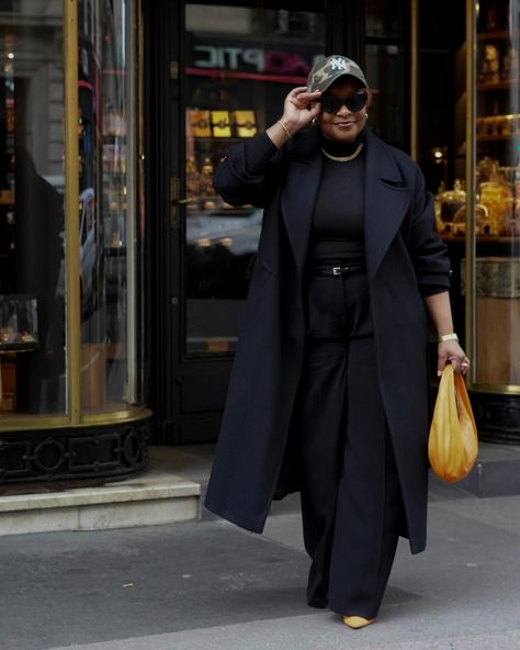 Look monochrome noir - sac à main orange - comment porter une casquette - mode relax et chic 

*lien affilié All Black Outfit, Look Chic, Black Outfit, Lifestyle Blogger, All Black, Porter, Color Pop, Fashion Blogger, Asos